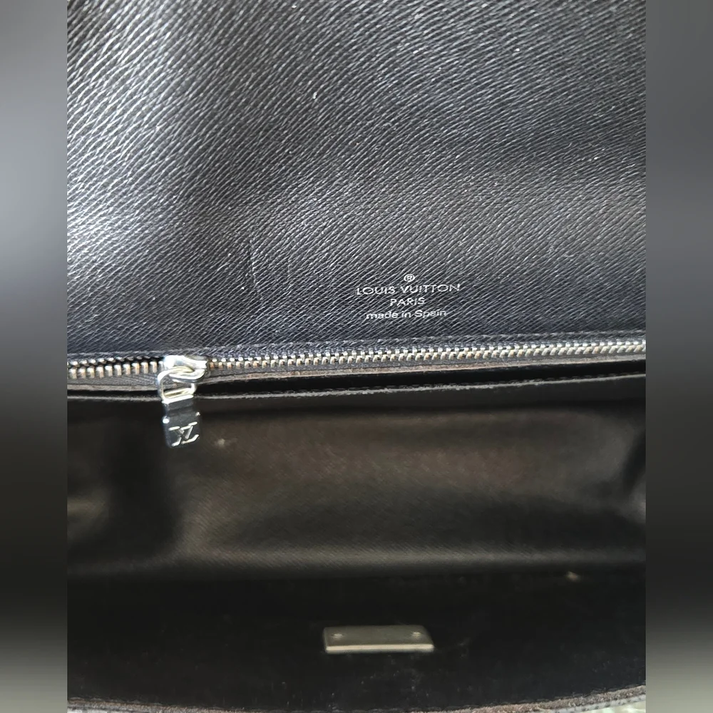 Authentic Louis Vuitton Taiga Selenga clutch